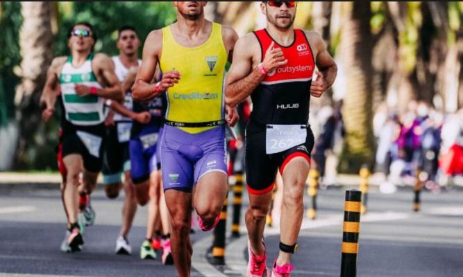 Yabancı sporcu ve antrenörlerin çalışma izni alabilmeleri için Çalışma Bakanlığı'na çalışma izni başvurusunda bulunmaları gerekmektedir.